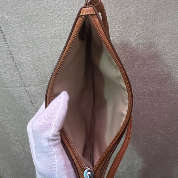 Coach Cream and Tan Wristlet, very good condition - Picture 7 of 8